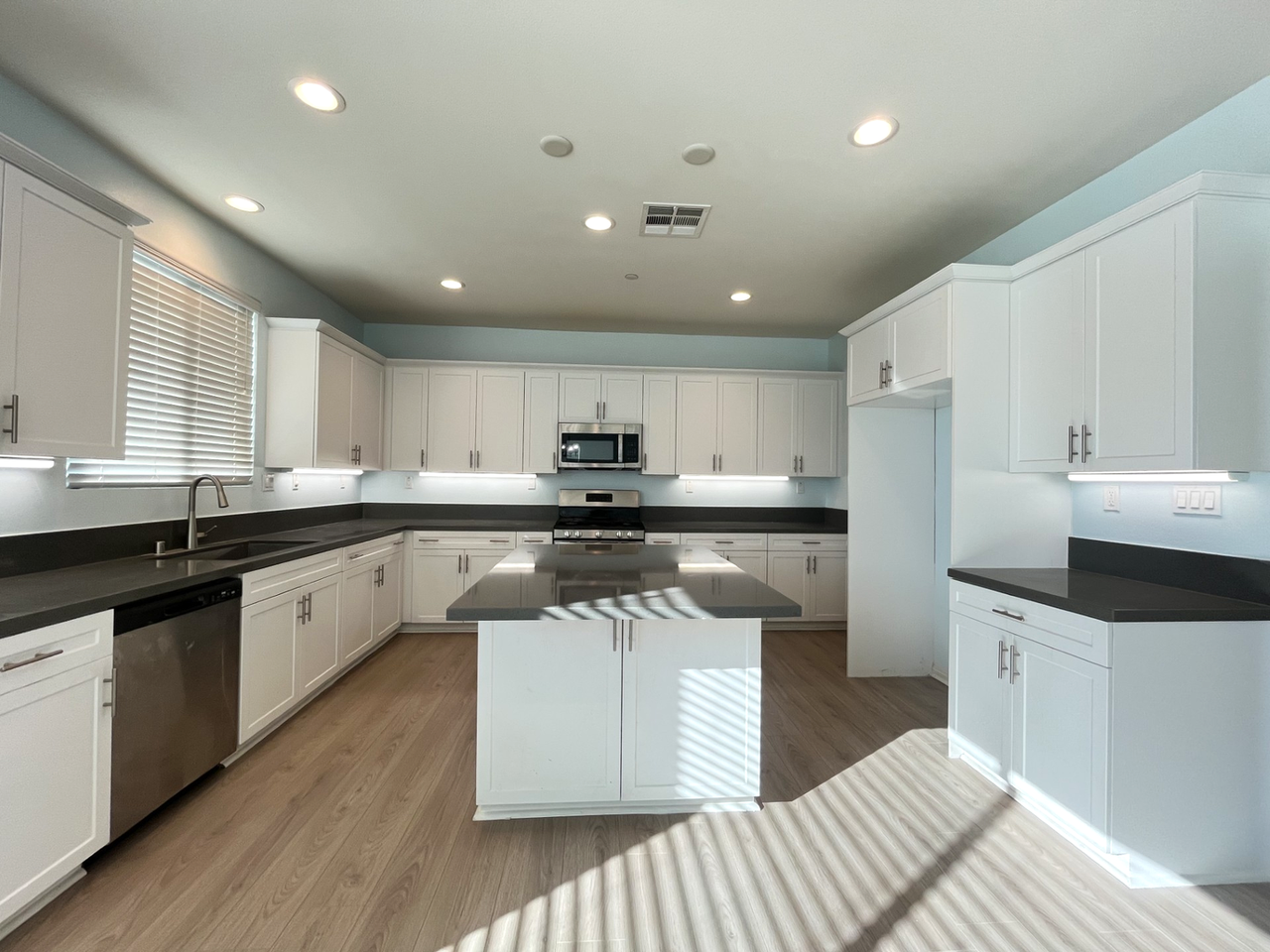 877 Tullock St - Photo 6 of 31