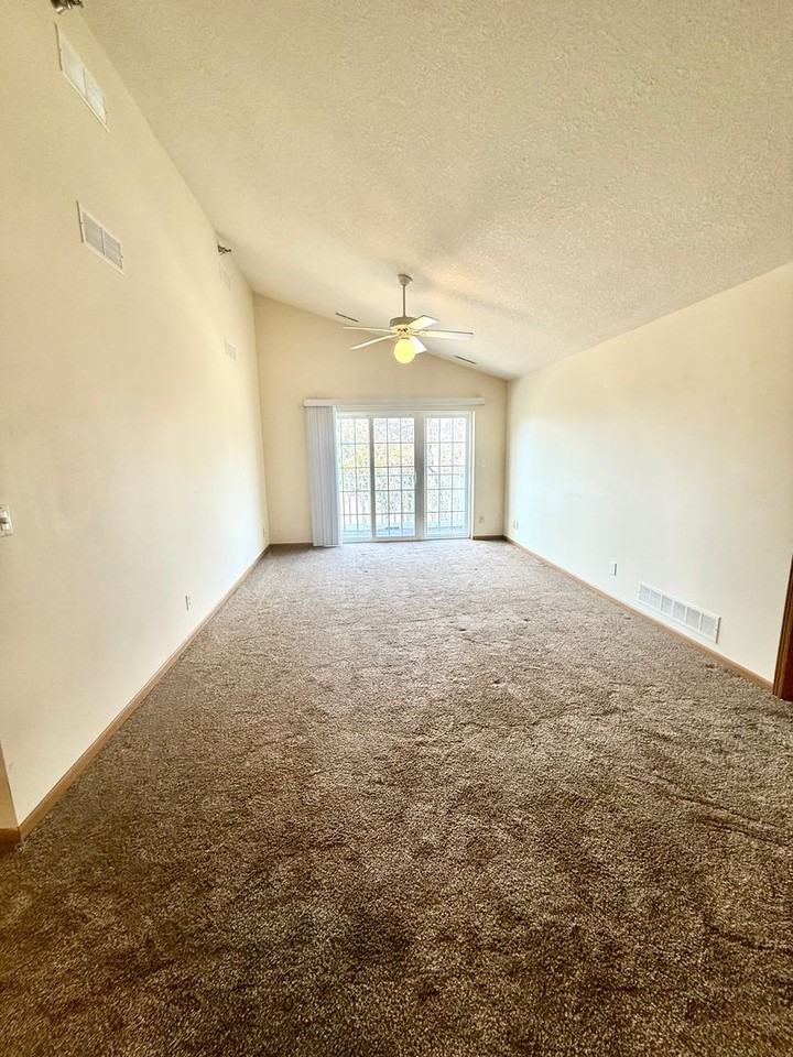 227 Crystal St - Photo 4 of 34