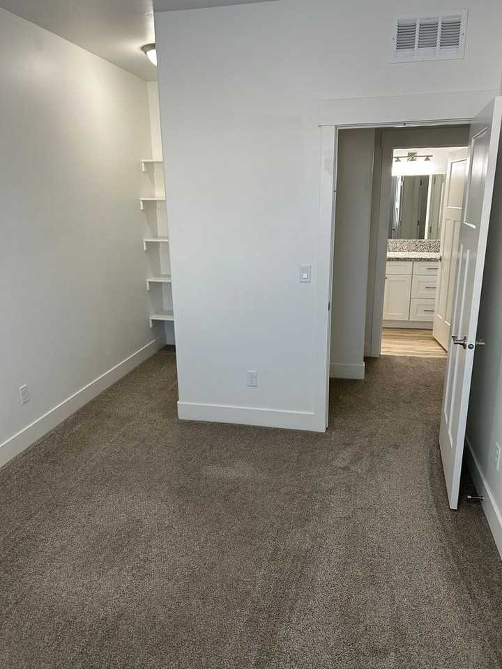 458 S 3rd W - Photo 2 of 9