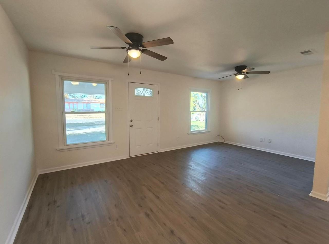 2409 Coleman St - Photo 2 of 10