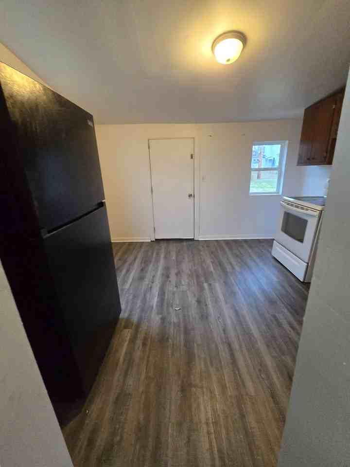 810 W 1st St - Photo 3 of 8