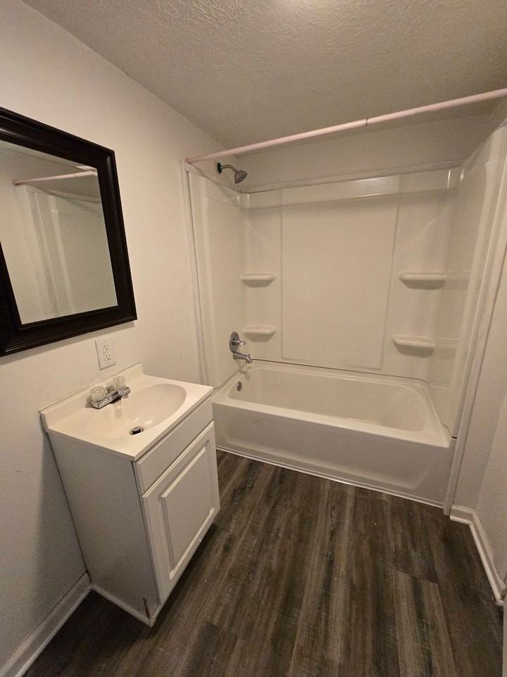 810 W 1st St - Photo 6 of 8