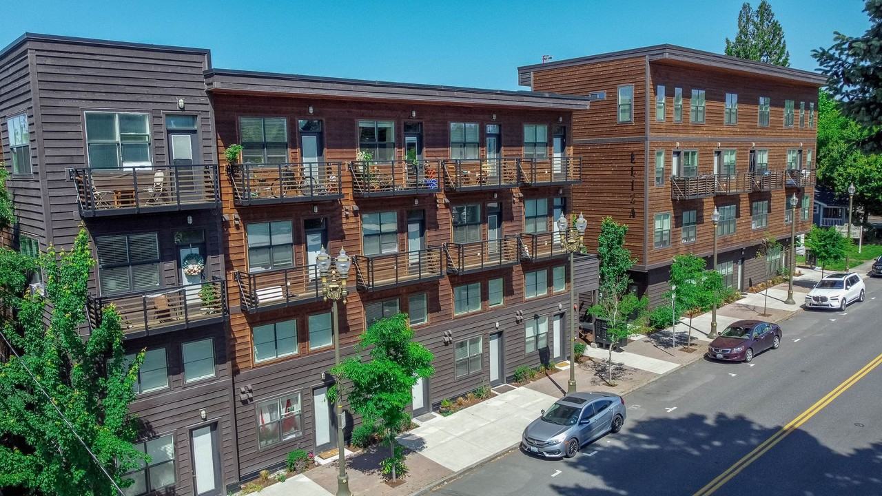 Hamilton & Eliza - Photo 3 of 8