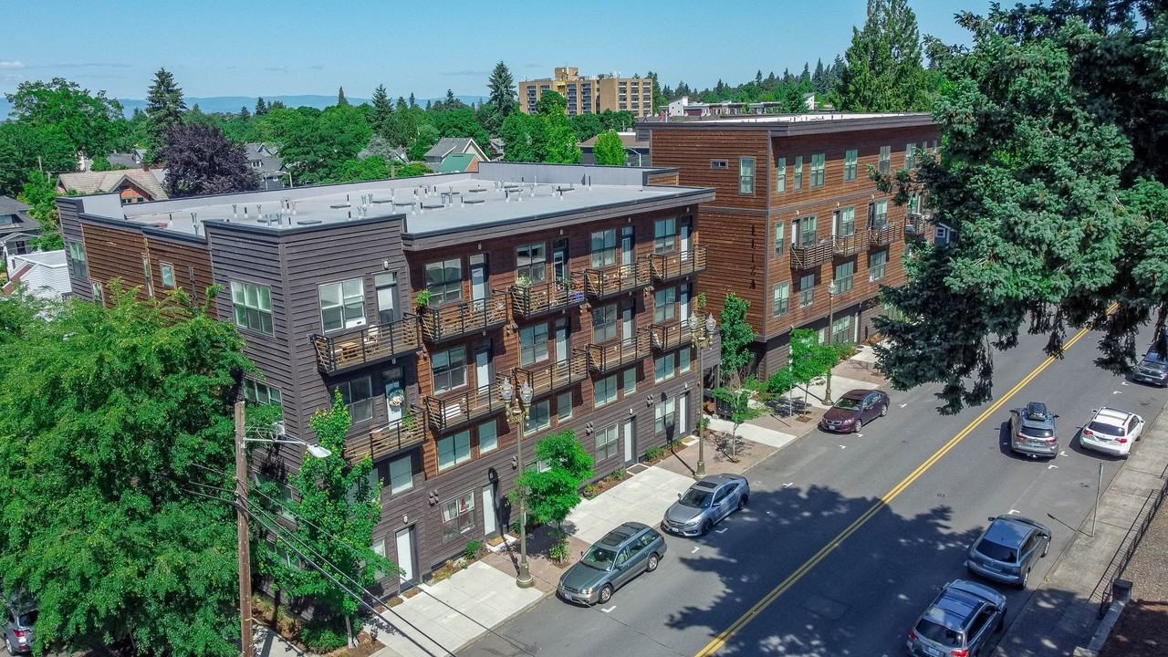 Hamilton & Eliza - Photo 5 of 8