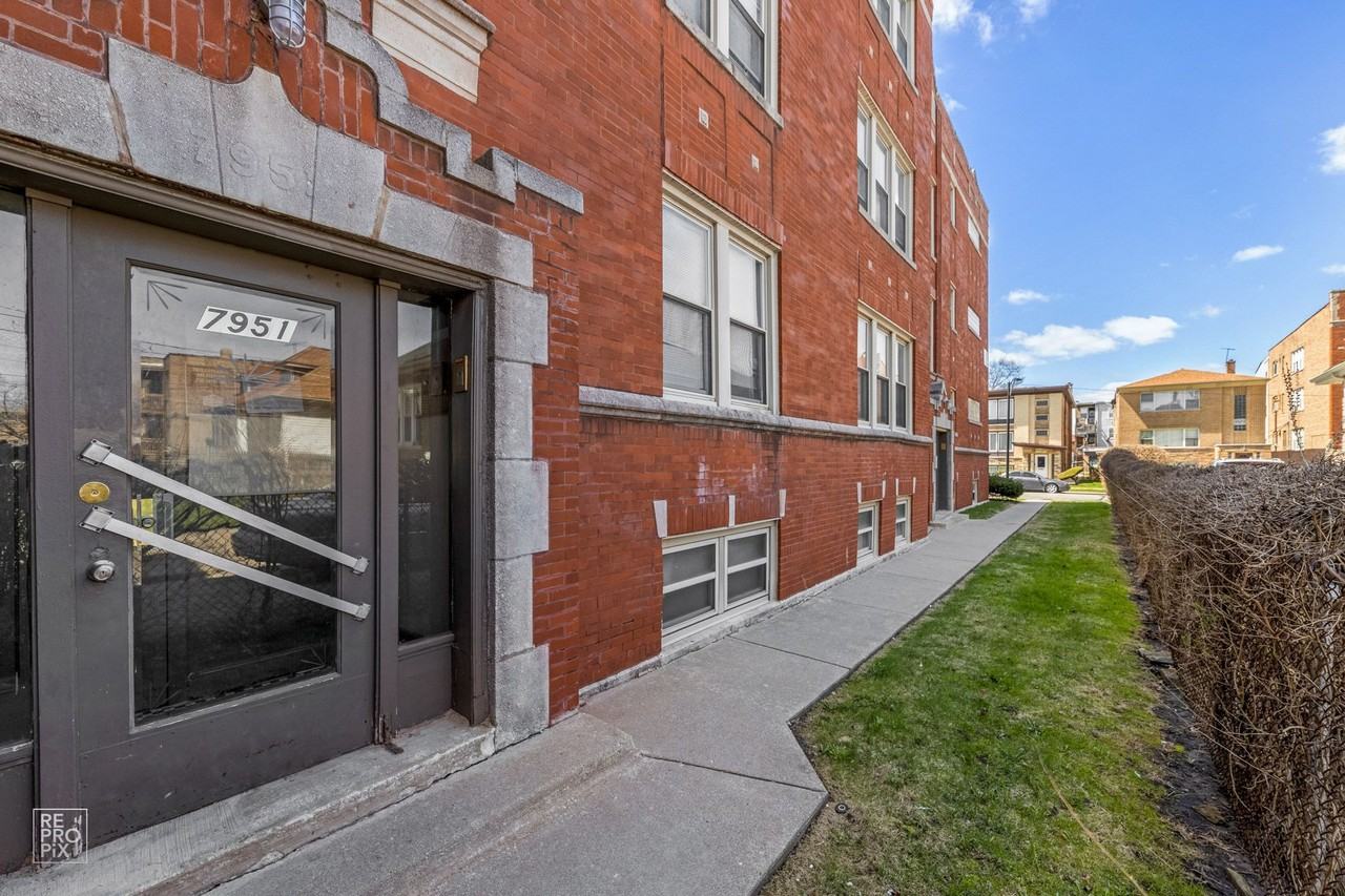 7953 S Wolcott Ave Chicago, IL 60620 - Photo 7 of 14