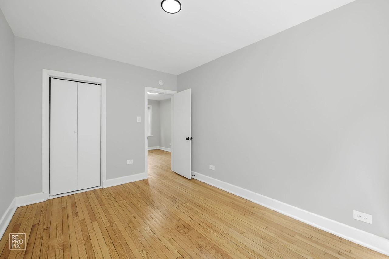 7031 S Chappel Chicago, IL 60649 - Photo 2 of 12