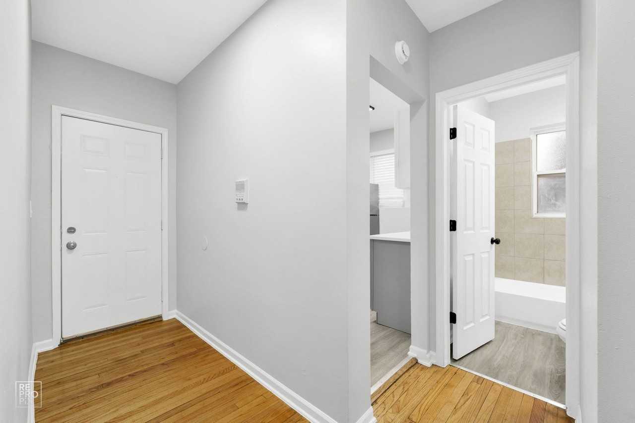 7028 S Clyde Chicago, IL 60649 - Photo 3 of 19