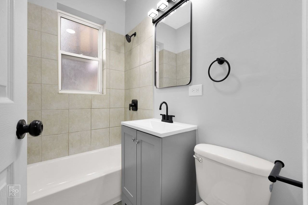 7028 S Clyde Chicago, IL 60649 - Photo 4 of 19