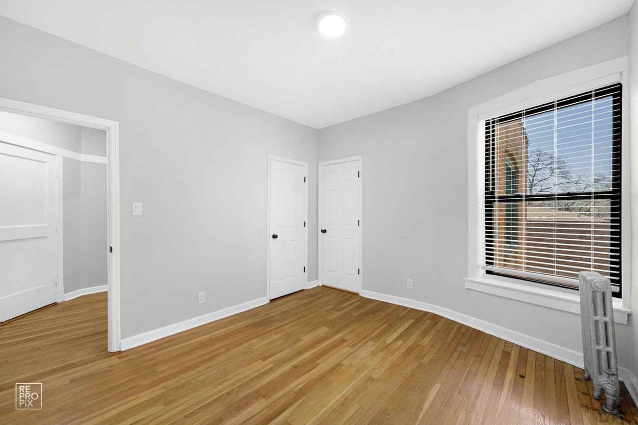 2826 E 76th Pl Chicago, IL 60649 - Photo 5 of 16