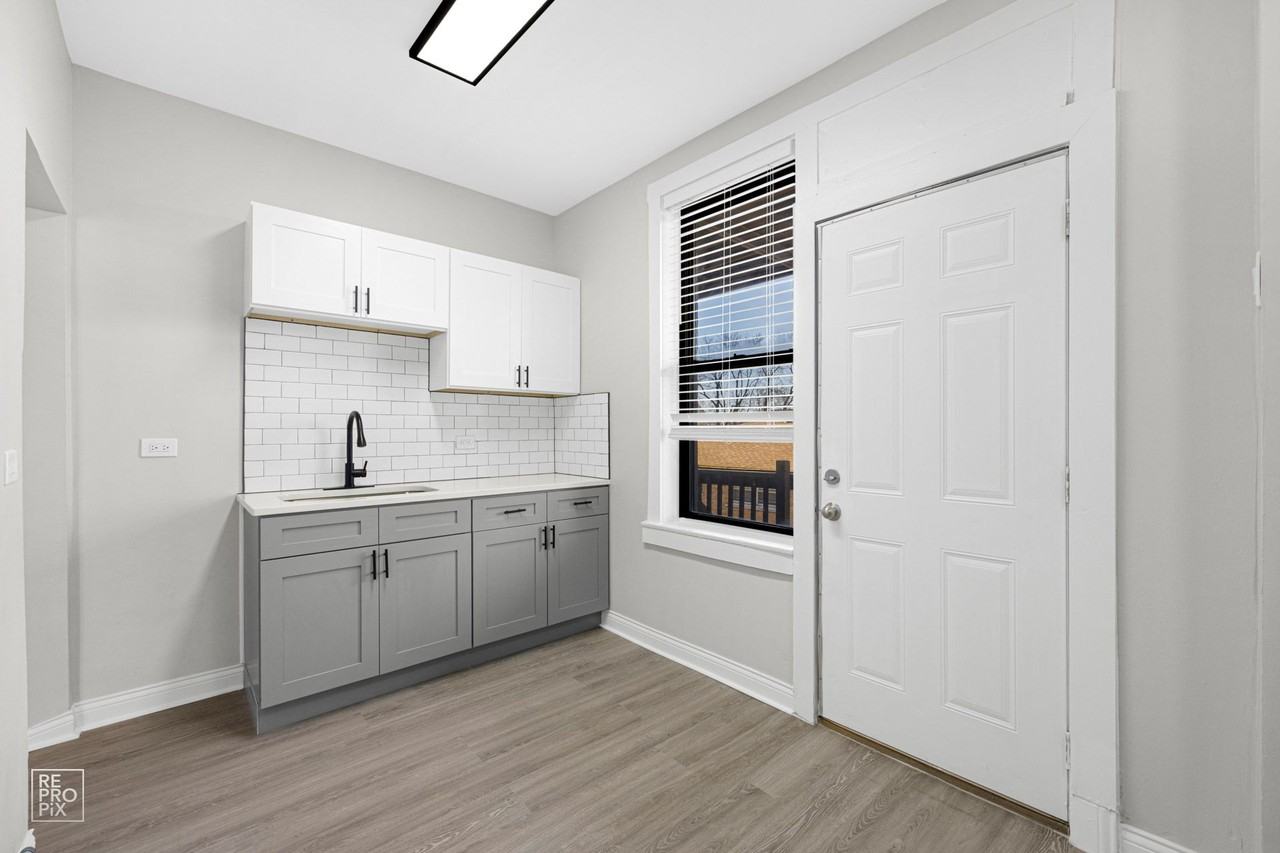 2826 E 76th Pl Chicago, IL 60649 - Photo 7 of 16