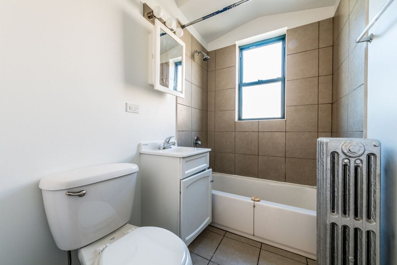 7700 S Kingston Ave Chicago, IL 60649 - Photo 2 of 18