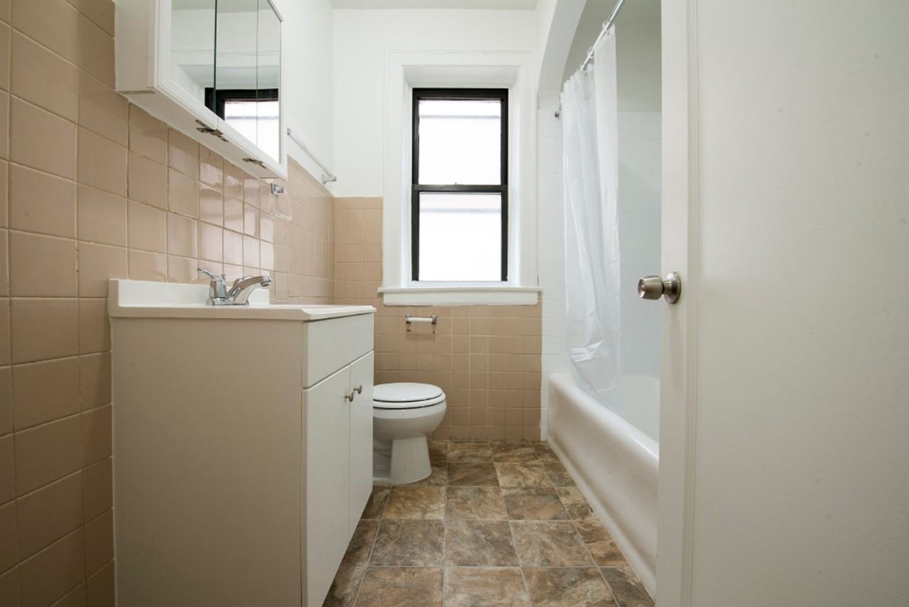 7701 S Yates Blvd Chicago, IL 60649 - Photo 2 of 23