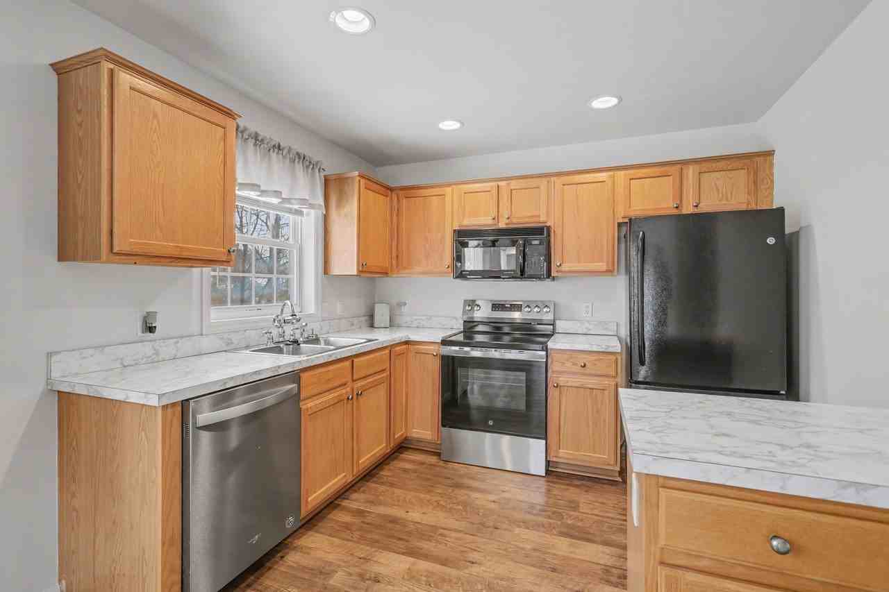 108 Commodore Dr - Photo 2 of 22