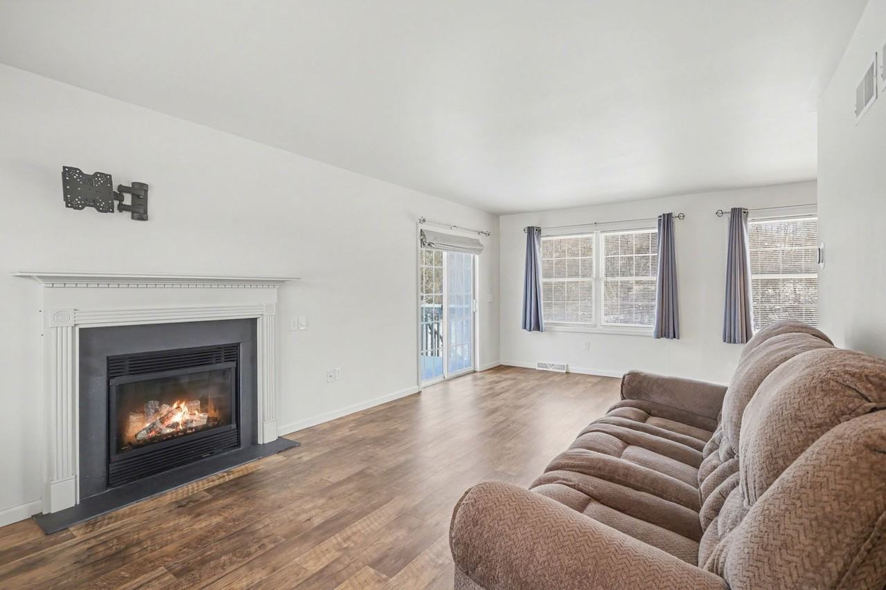 108 Commodore Dr - Photo 4 of 22