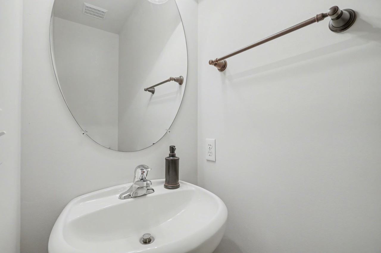 108 Commodore Dr - Photo 7 of 22