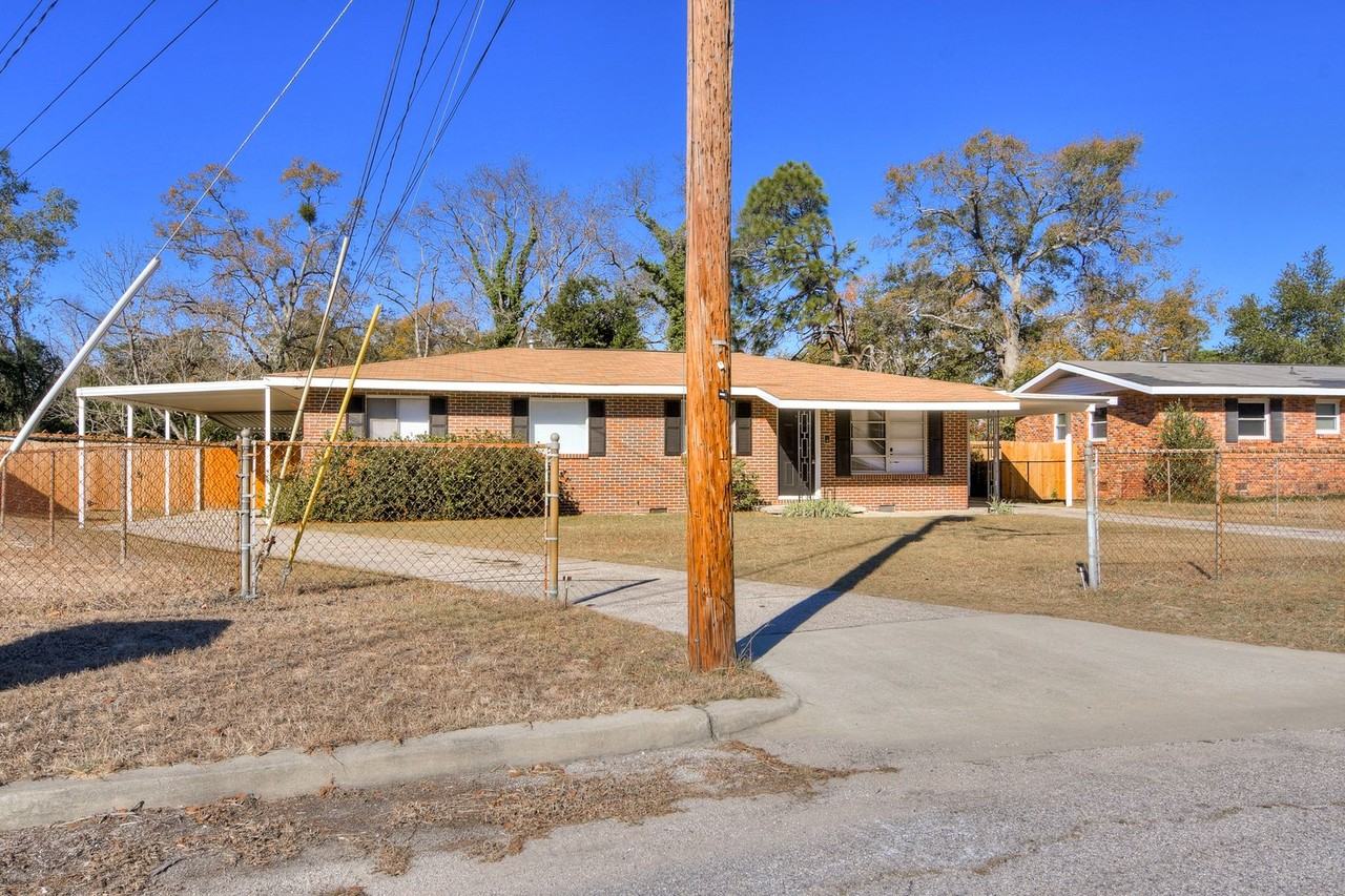 1427 Ridgewood Dr - Photo 2 of 32