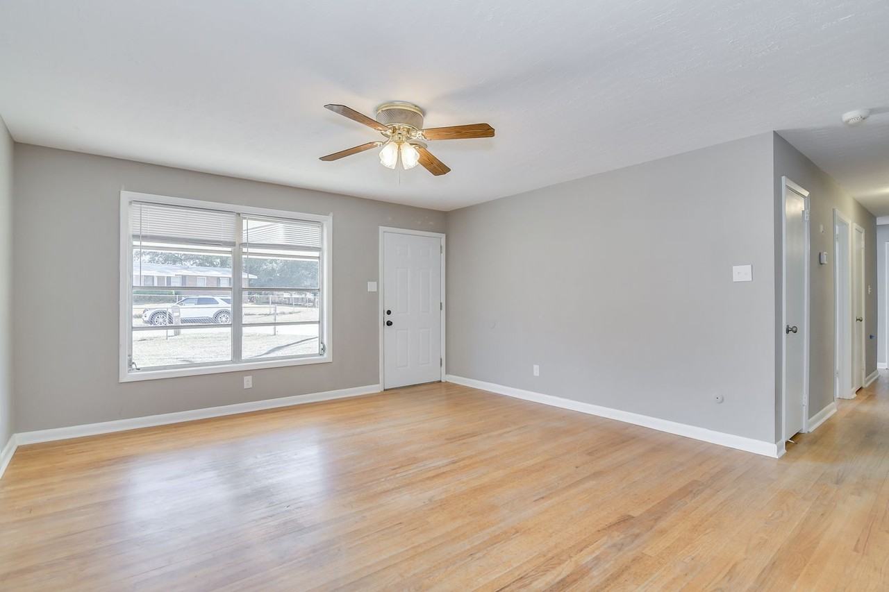 1427 Ridgewood Dr - Photo 4 of 32