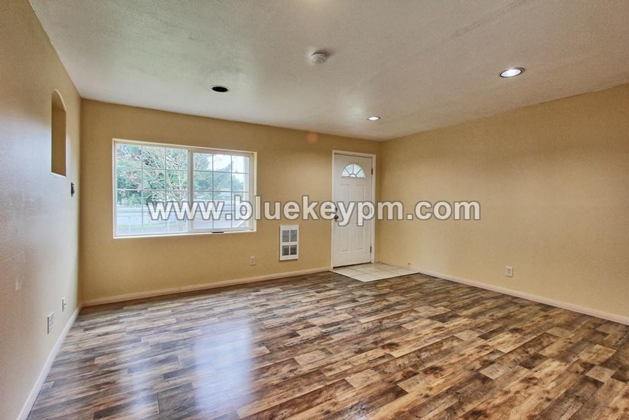 140 Ne 156th Ave - Photo 2 of 12