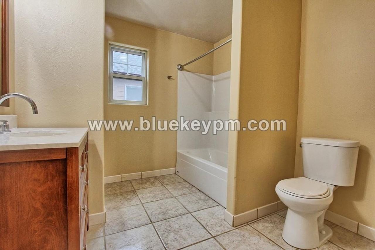 140 Ne 156th Ave - Photo 5 of 12