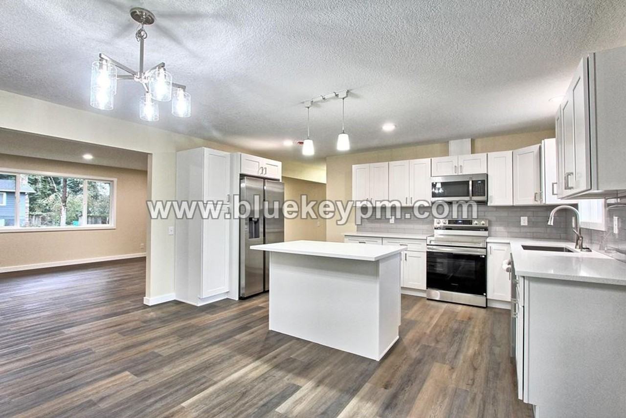 10712 Ne 96th St - Photo 4 of 17