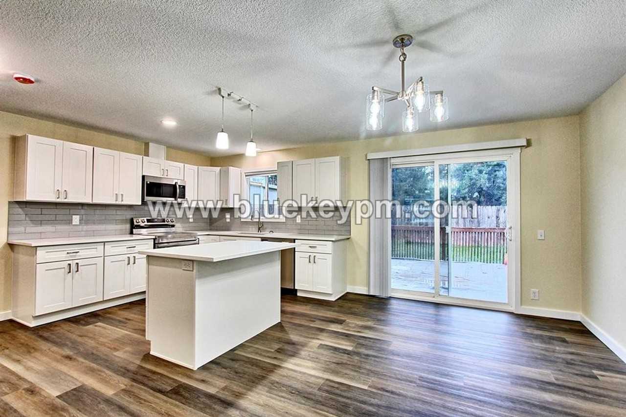 10712 Ne 96th St - Photo 5 of 17