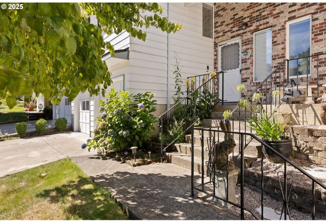 14912 Ne Rose Pkwy - Photo 3 of 38