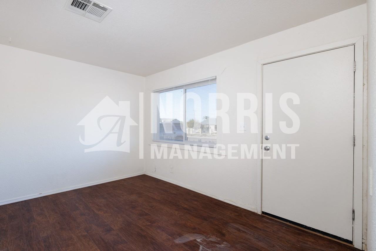 215 E 10th St - Photo 5 of 23