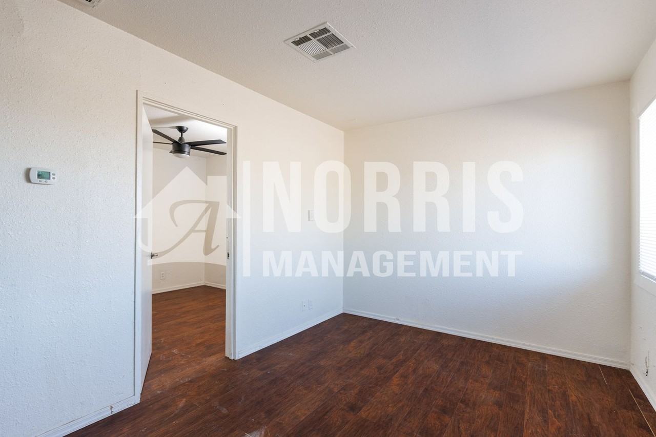 215 E 10th St - Photo 6 of 23