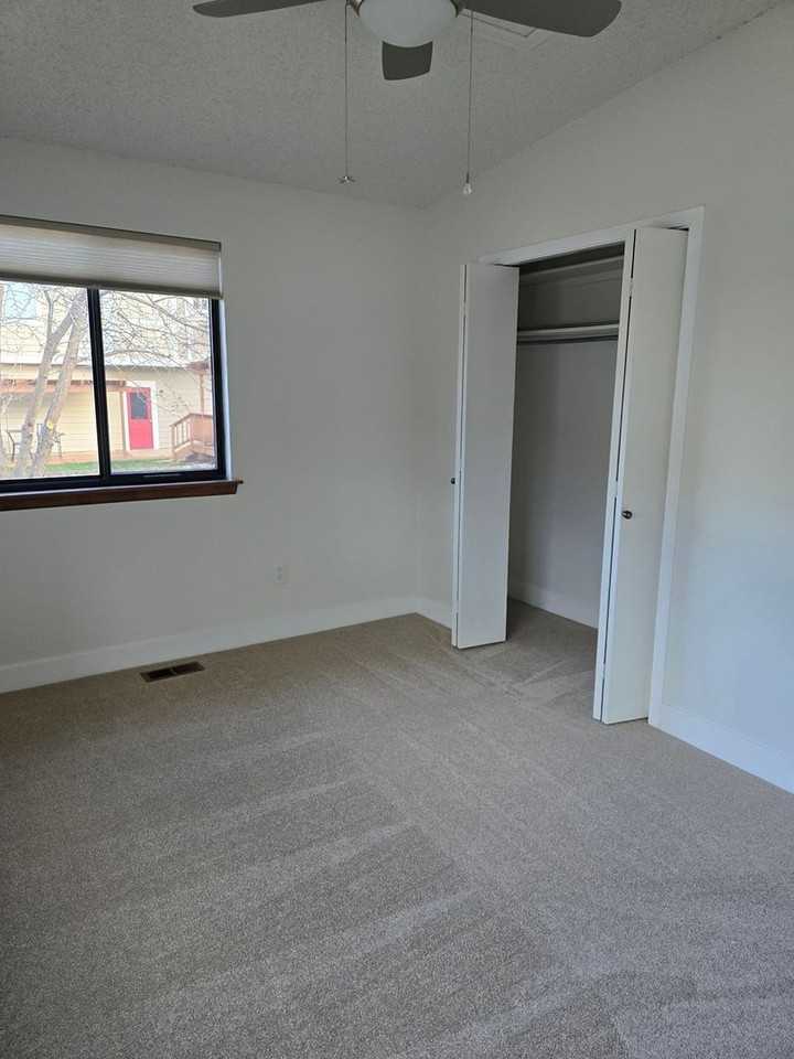 443 Lincoln Cir - Photo 7 of 15