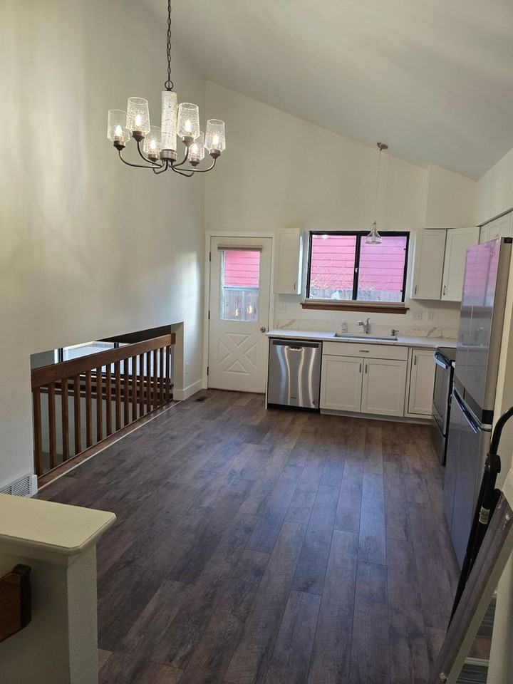 443 Lincoln Cir - Photo 3 of 15