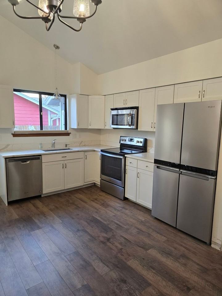 443 Lincoln Cir - Photo 2 of 15