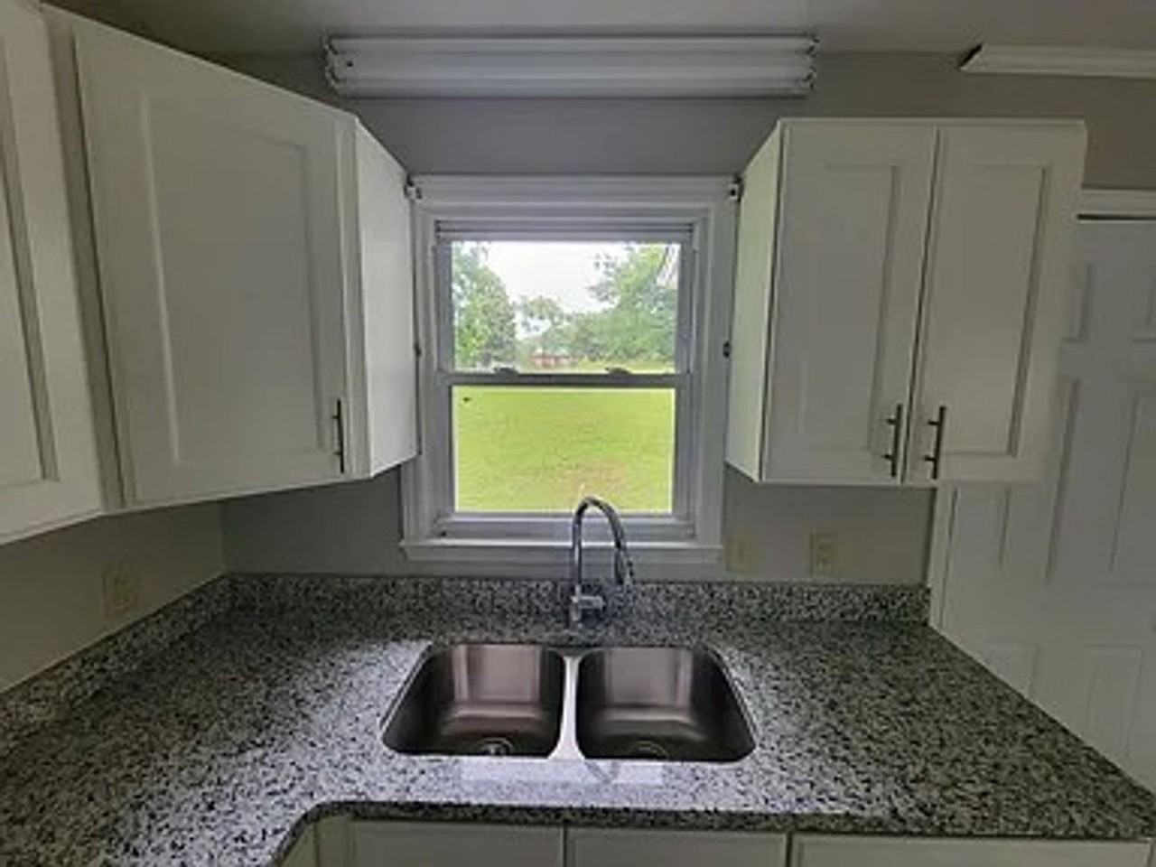 1615 E 10th St - Photo 4 of 15