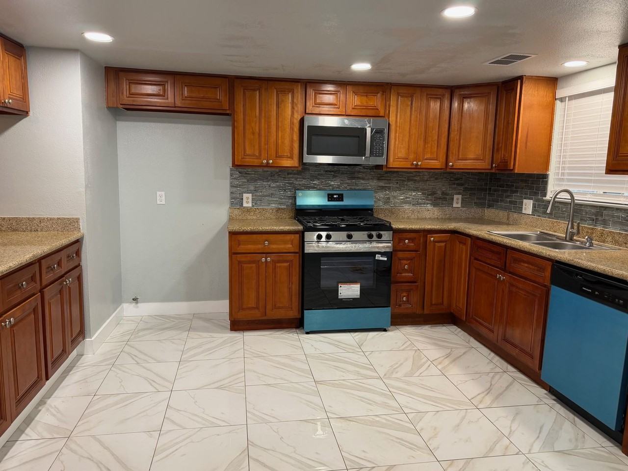 1134 Lombard St - Photo 4 of 16