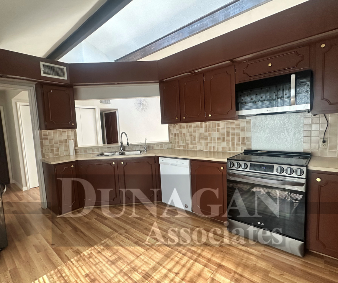 806 Merion Dr - Photo 3 of 9