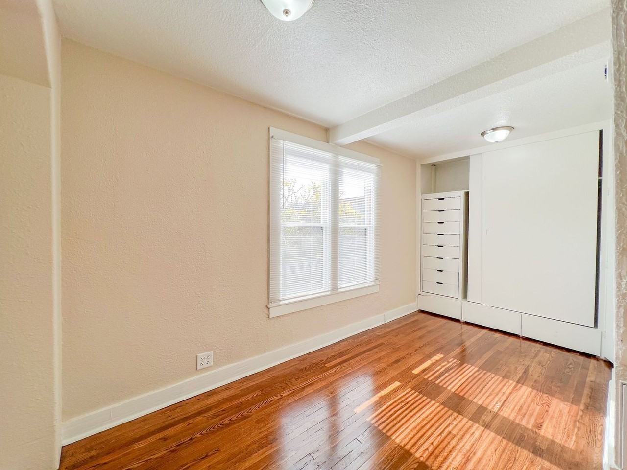 10802 Chestnut St - Photo 5 of 30