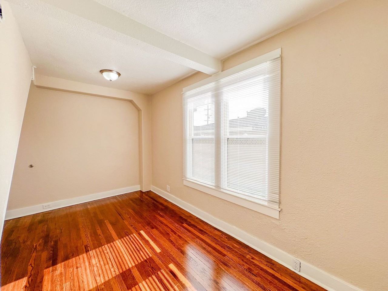 10802 Chestnut St - Photo 7 of 30