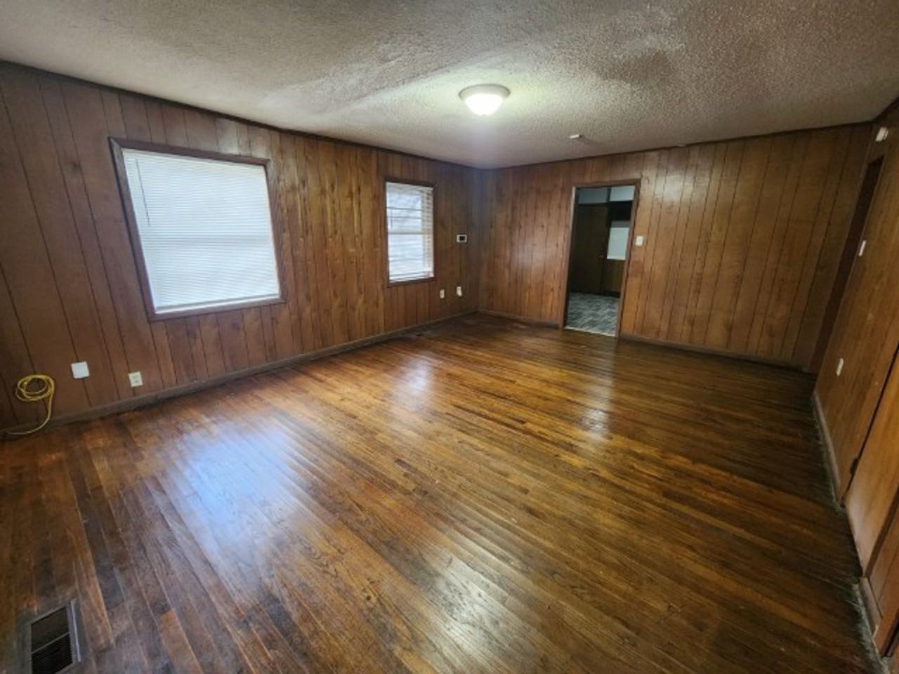 813 W 37th St - Photo 2 of 15