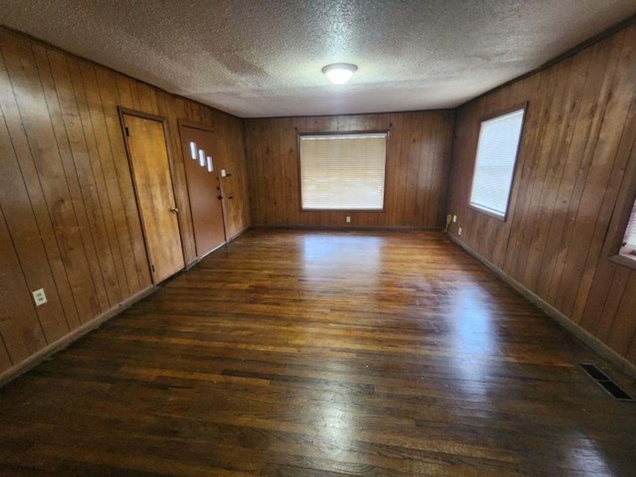 813 W 37th St - Photo 3 of 15