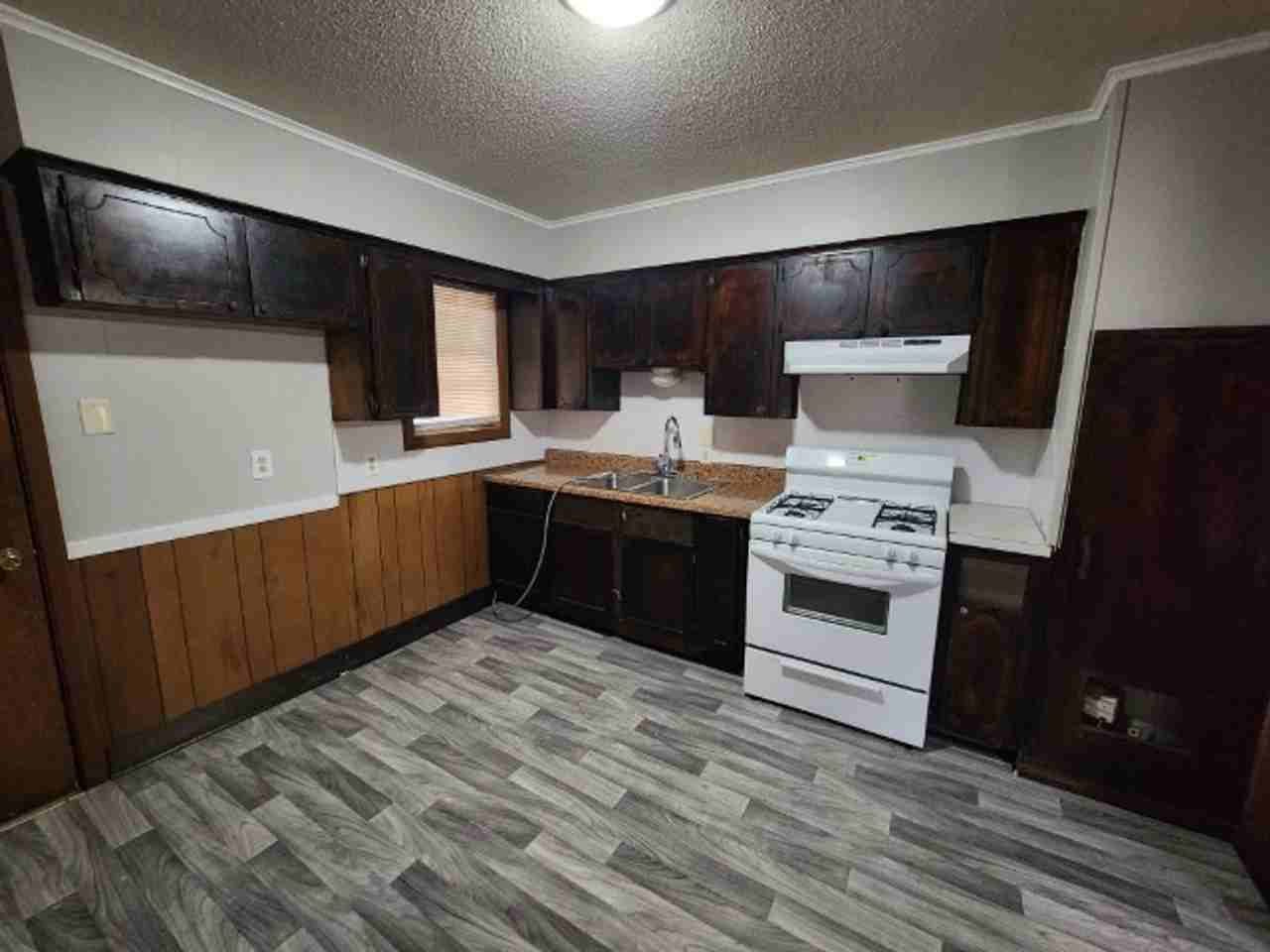 813 W 37th St - Photo 4 of 15