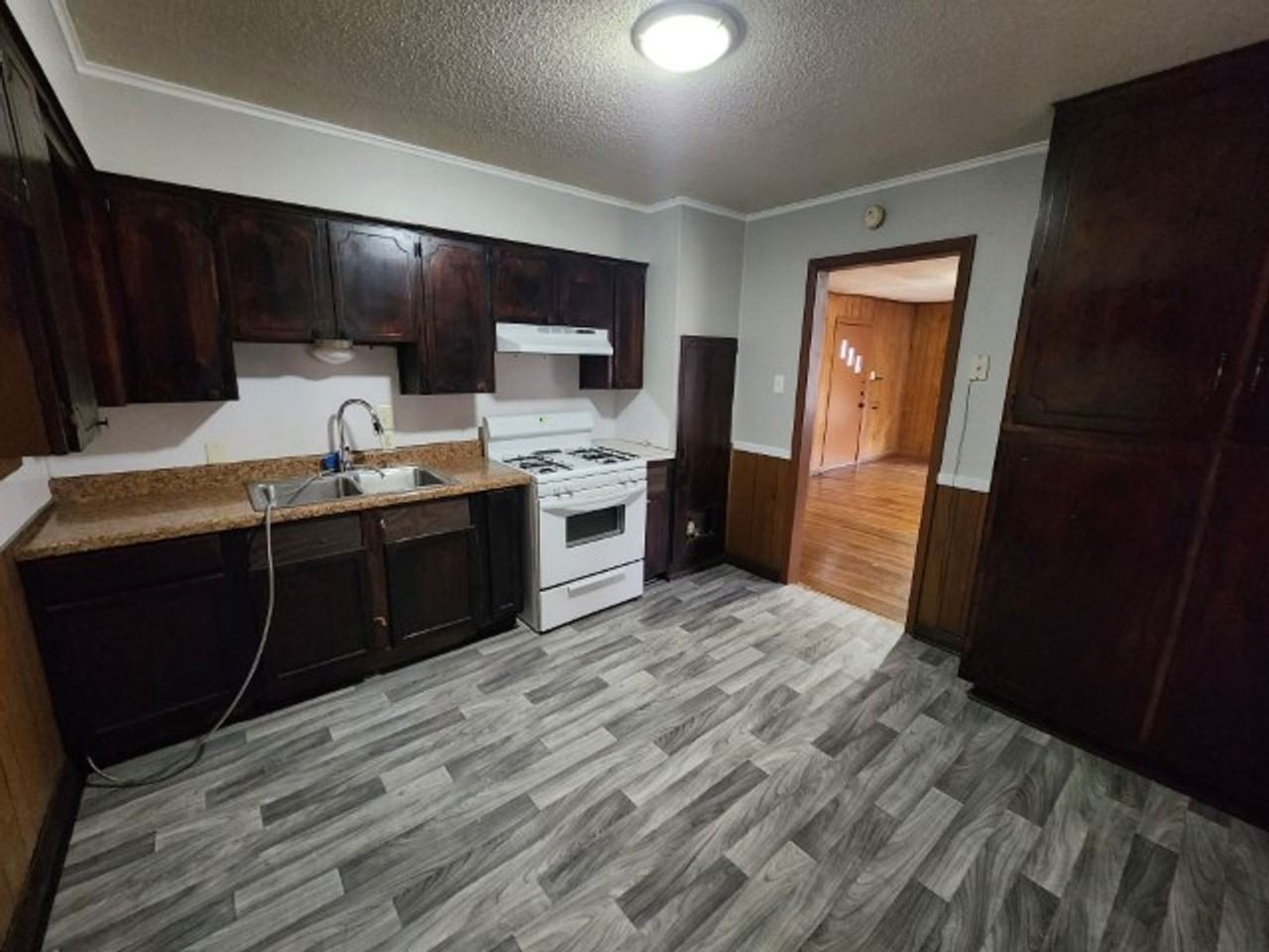 813 W 37th St - Photo 5 of 15