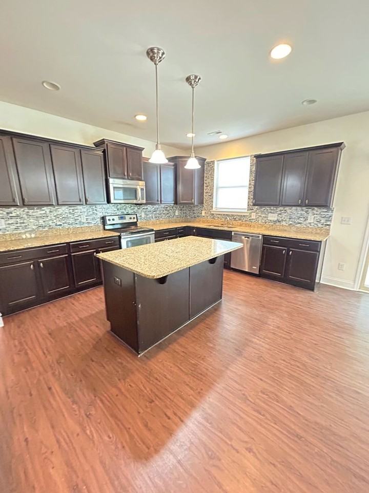 1405 Lowenstein St - Photo 4 of 20