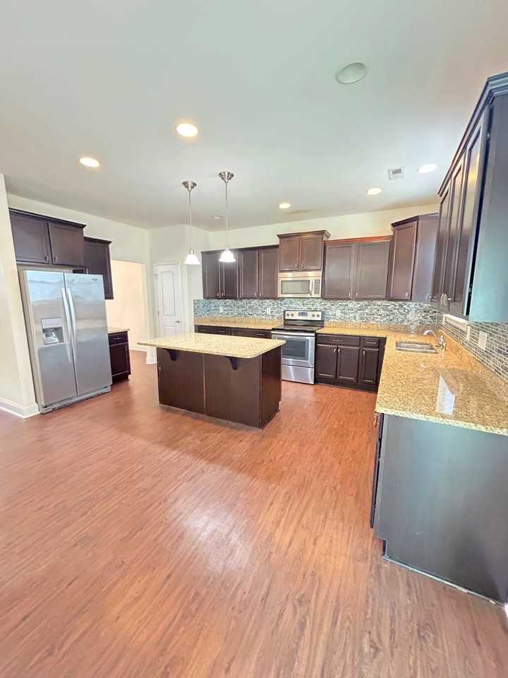 1405 Lowenstein St - Photo 5 of 20