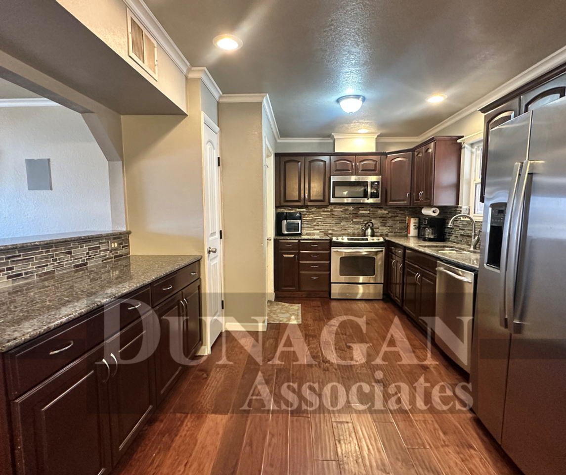 1027 Alamosa St - Photo 4 of 10