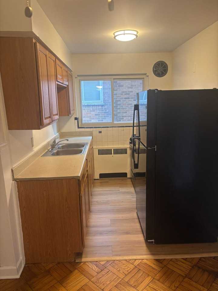 1820 Losantiville Ave - Photo 4 of 8