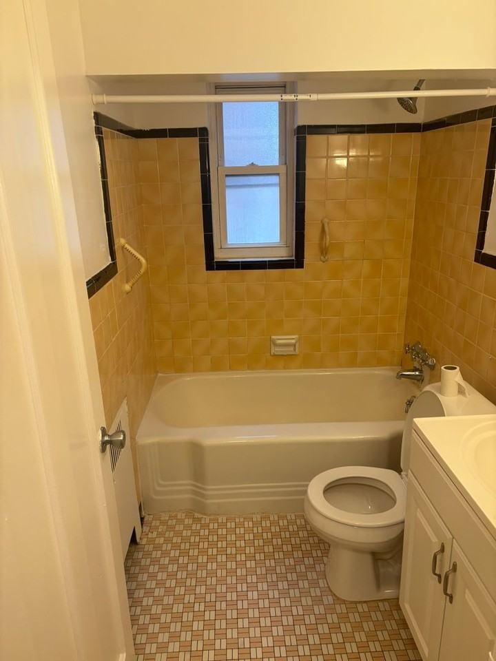 1820 Losantiville Ave - Photo 5 of 8