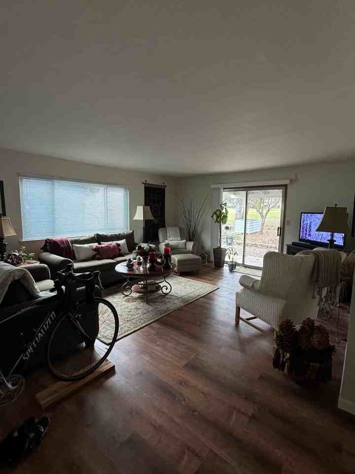 12352 Lakeshore N - Photo 5 of 11