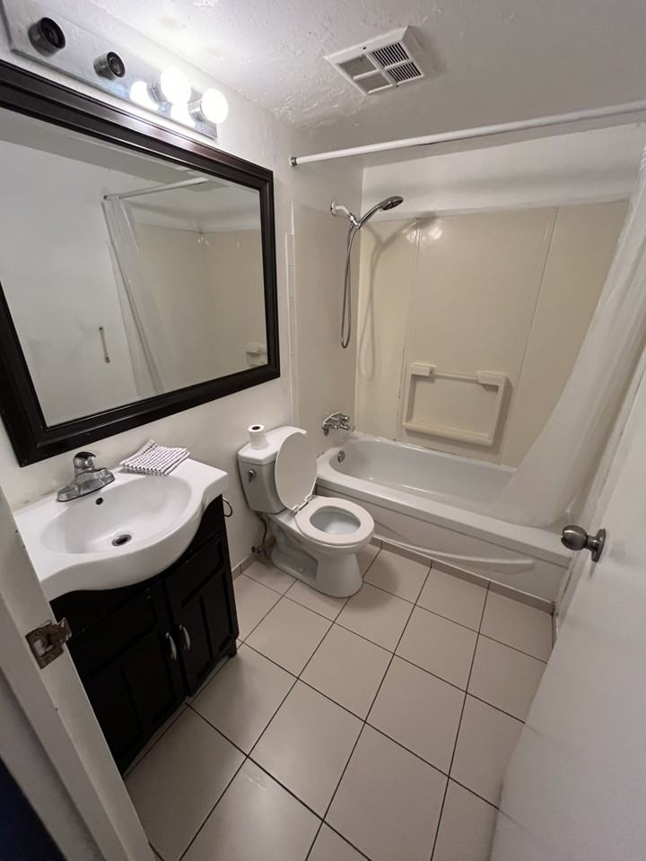 1270 Robson St - Photo 6 of 13