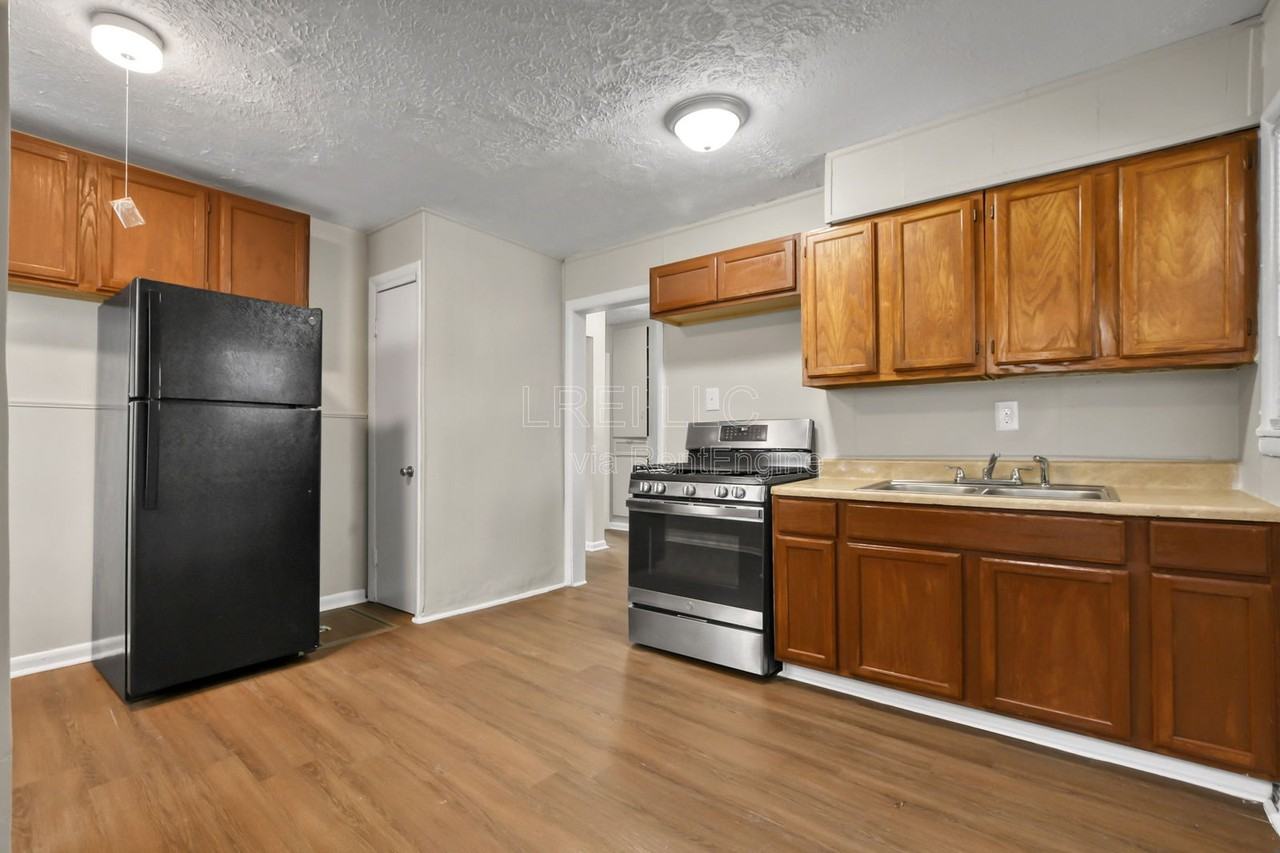 318 N 43rd St - Photo 3 of 11