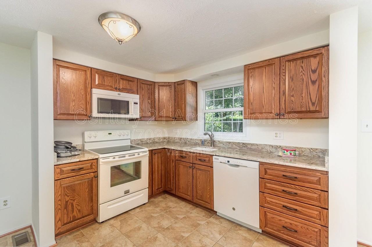 7690 Middle Valley Ct - Photo 6 of 35