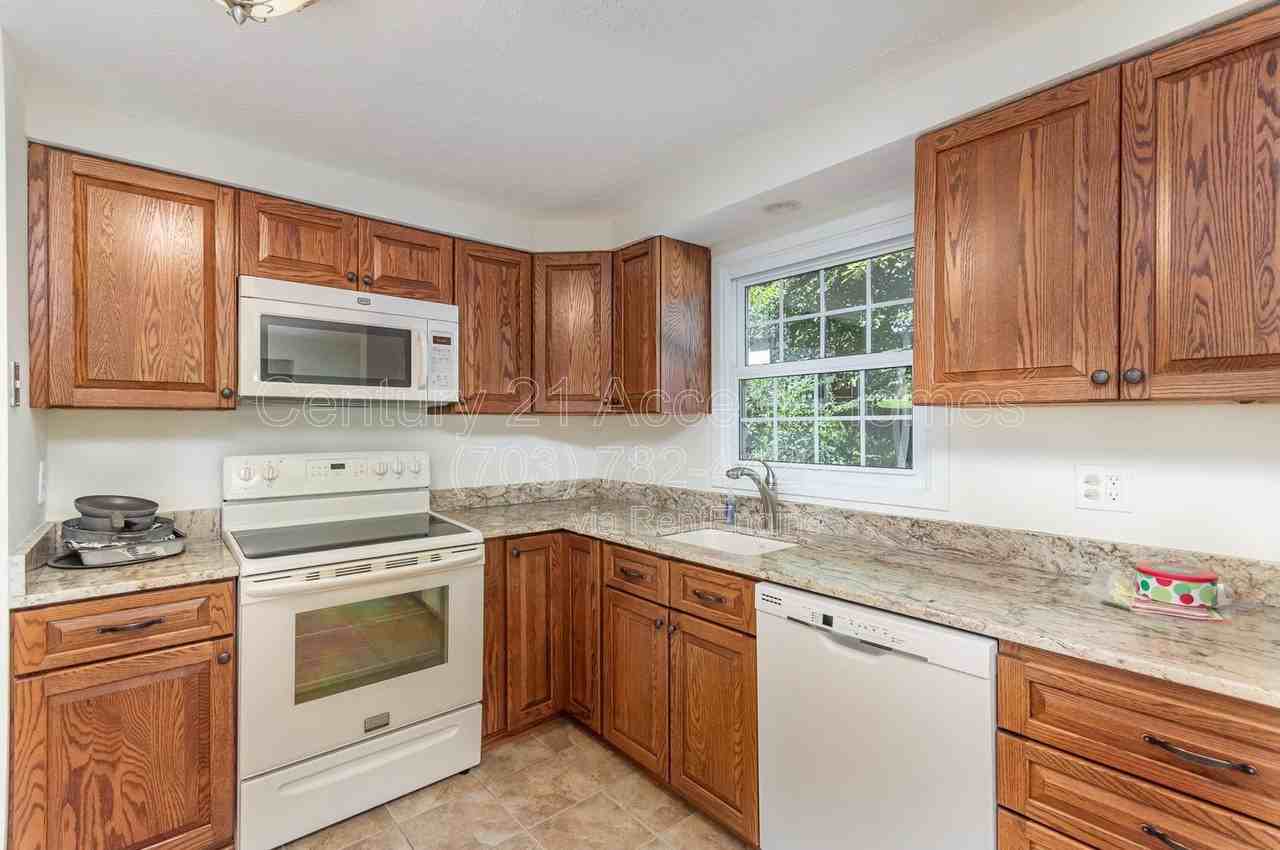 7690 Middle Valley Ct - Photo 7 of 35